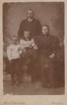 Trouw Leendert 23-11-1893 midden met broer en ouders (foto 6).jpg